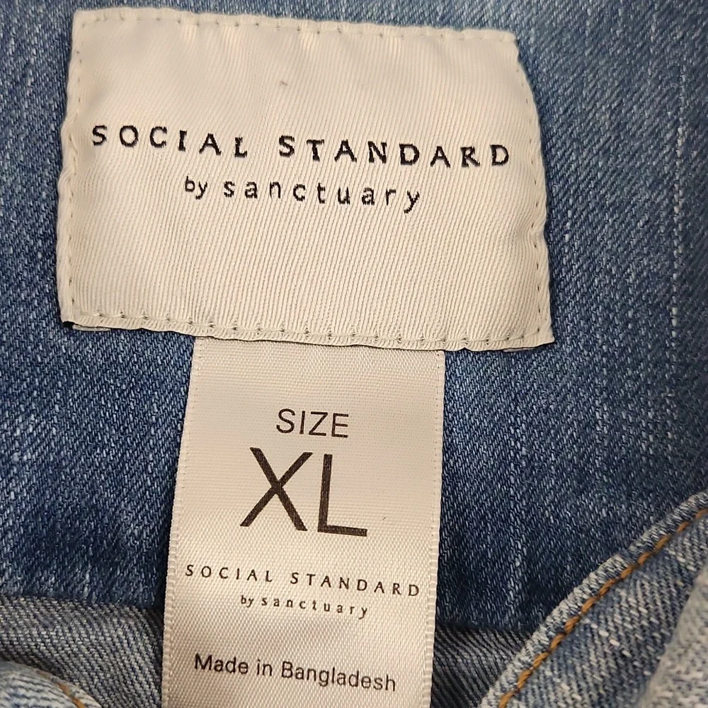 Social Standard By Sanctuary Jean Jacket. Light Wash. Size XL - Picture 4 of 11